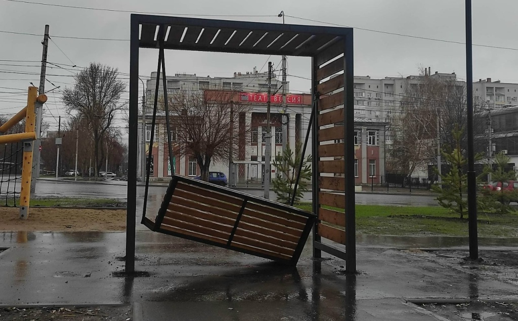 В Саратове вандалы совершили набег на «карманный» парк